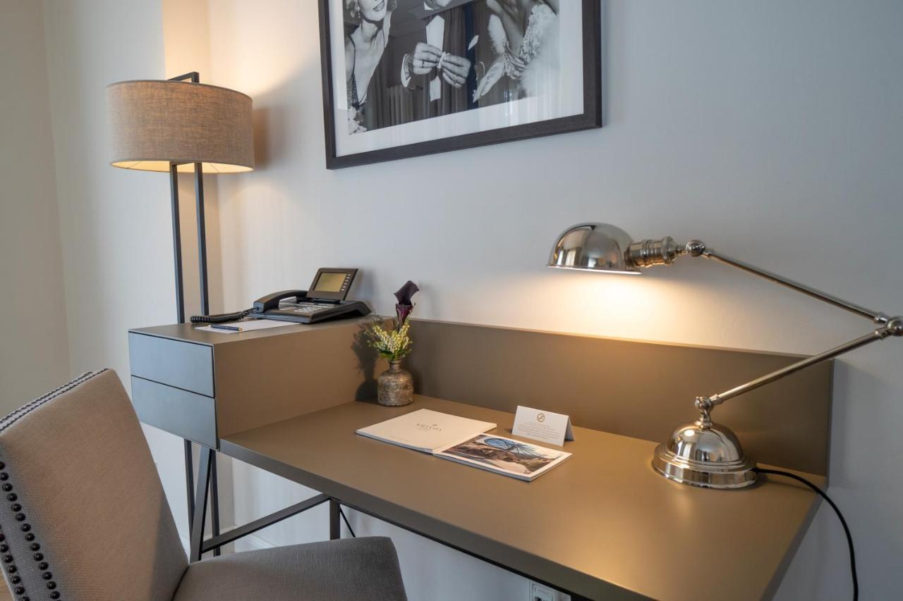 Vila Vita Rosenpark Marburg Exterior foto A desk with a lamp