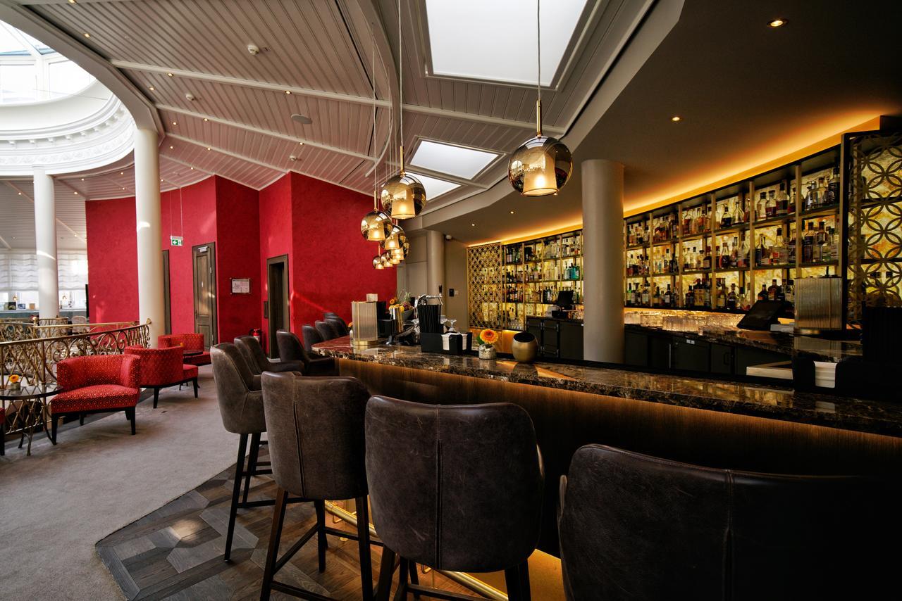 Vila Vita Rosenpark Marburg Exterior foto The bar at the 100 Queen's Gate